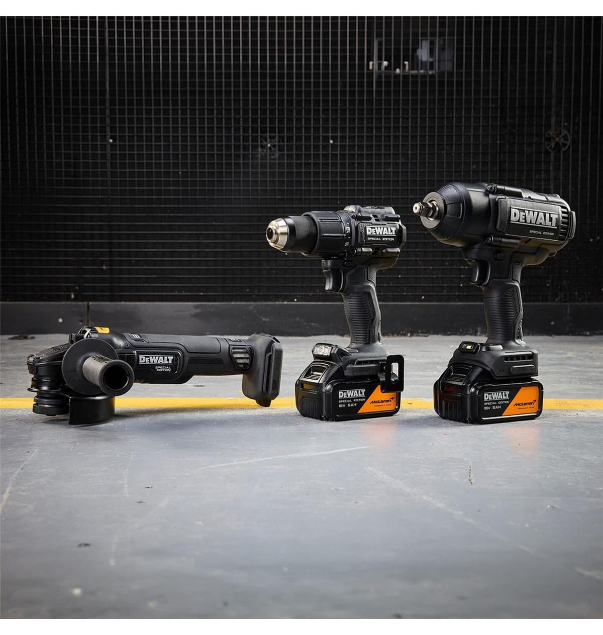 مجموعه ابزار سهتکه Dewalt Mclaren شامل دریل، فرز و آچار بکس با باتری 2X5Ah مدل DCK3222MP2T-Qw مجموعه ابزار سهتکه Dewalt Mclaren شامل دریل، فرز و آچار بکس با باتری 2X5Ah مدل DCK3222MP2T-Qw