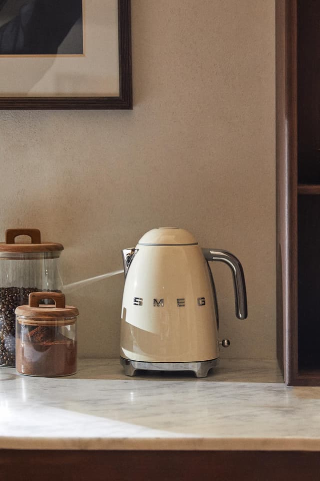 کتری برقی Smeg رترو 50’s Style رنگ کرم مدل Klf03creu کتری برقی Smeg رترو 50’s Style رنگ کرم مدل Klf03creu
