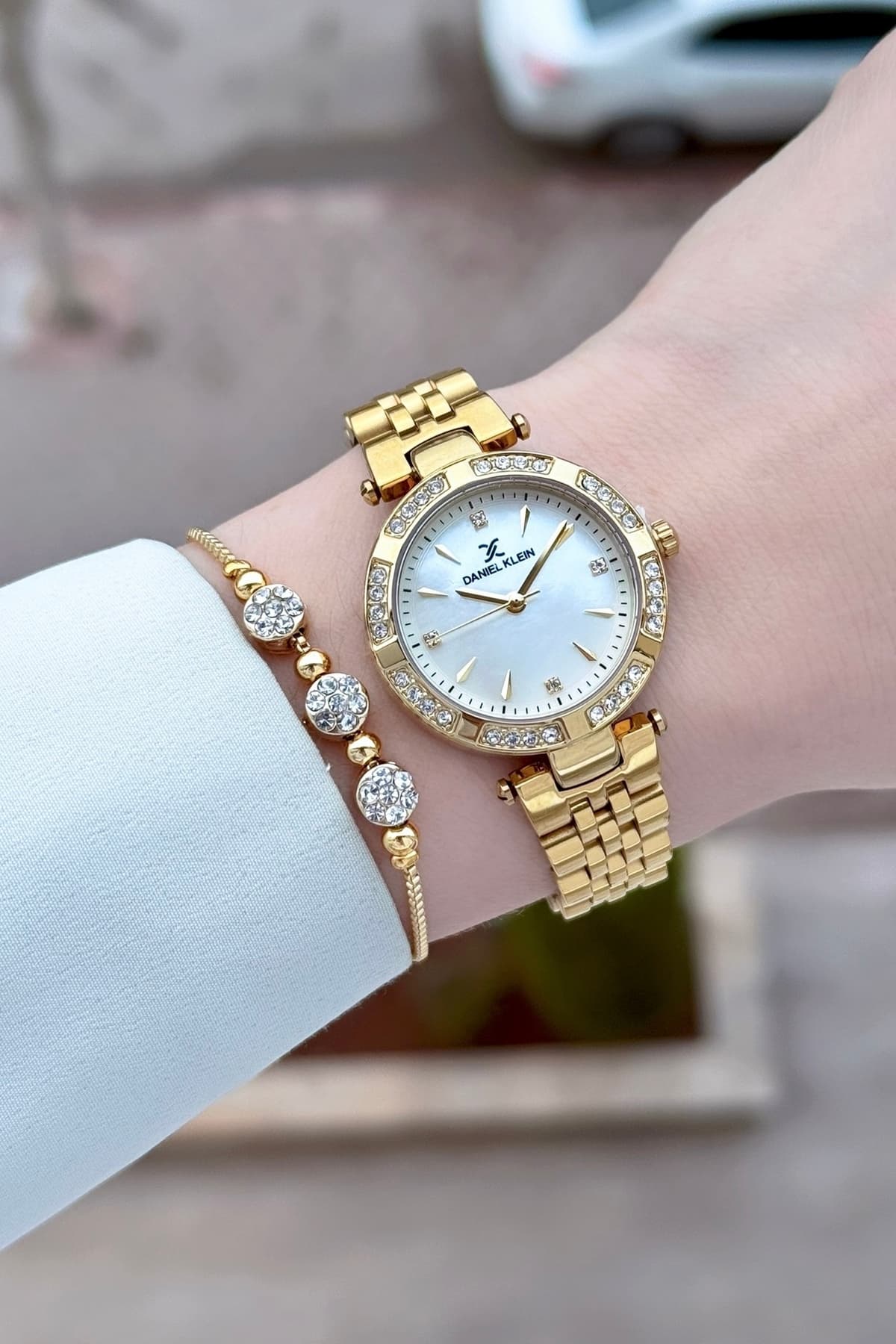 ساعت مچی زنانه Daniel Klein طلایی بند قابل تنظیم 30mm همراه دستبند ساعت مچی زنانه Daniel Klein طلایی بند قابل تنظیم 30mm همراه دستبند