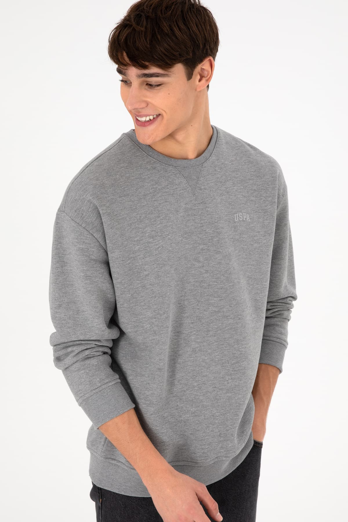 سویشرت مردانه یقهگرد U.S. Polo Assn. طوسی ملانژ ساده داخل کرکدار مدل 50295148-VR086 سویشرت مردانه یقهگرد U.S. Polo Assn. طوسی ملانژ ساده داخل کرکدار مدل 50295148-VR086