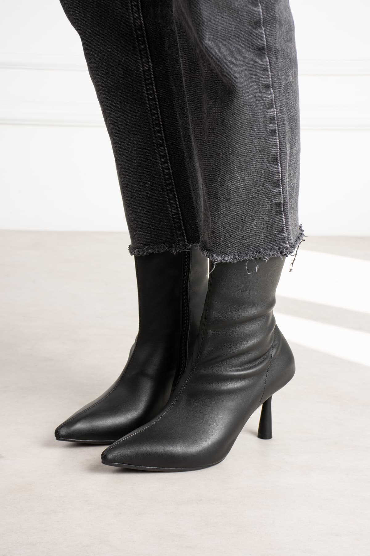 بوت زنانه dabab shoes مدل MARYA مشکی چرمی پاشنه نازک ۷ سانتیمتر بوت زنانه dabab shoes مدل MARYA مشکی چرمی پاشنه نازک ۷ سانتیمتر