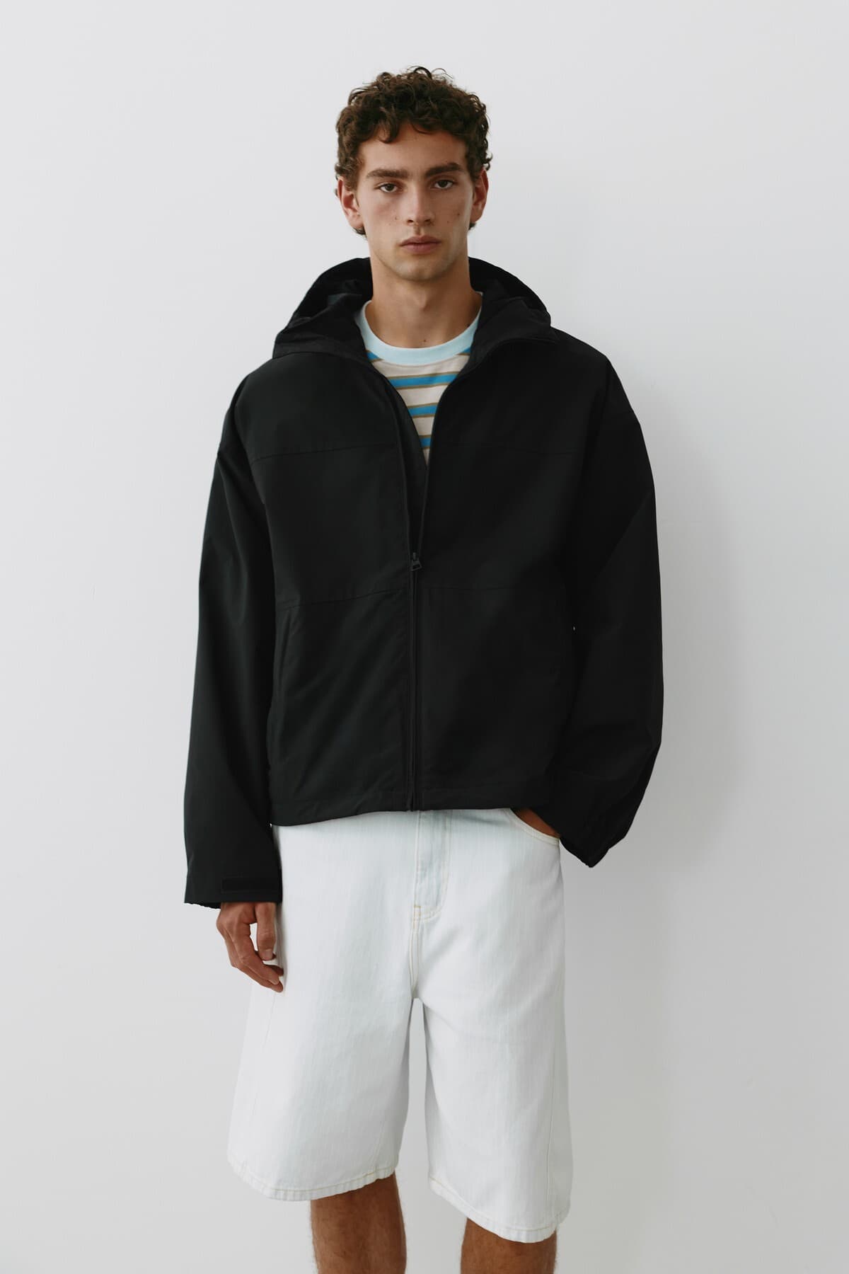 بارانی سبک کلاهدار Pull & Bear بارانی سبک کلاهدار Pull & Bear