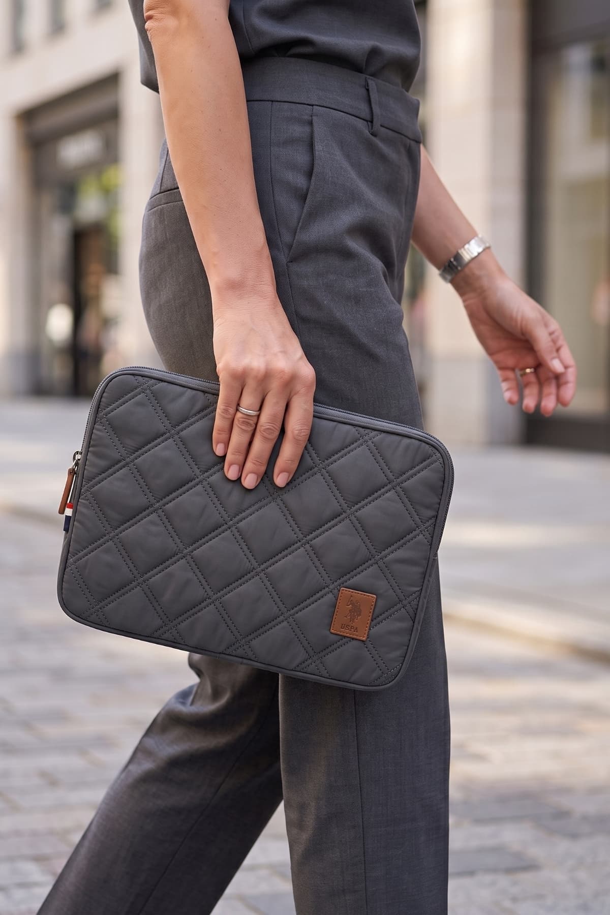 کاور لپتاپ U.S. Polo Assn. مناسب Macbook Air و Macbook Pro 13 و 13.3 اینچی، رنگ سنگی کاور لپتاپ U.S. Polo Assn. مناسب Macbook Air و Macbook Pro 13 و 13.3 اینچی، رنگ سنگی