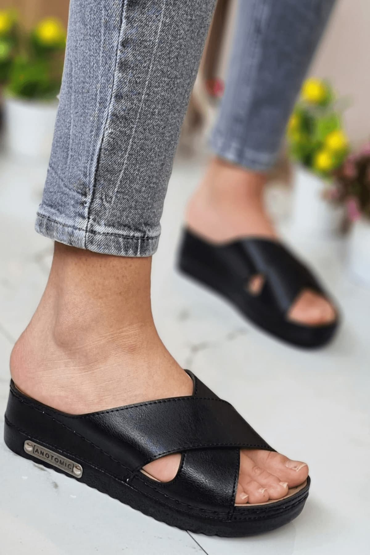 دمپایی زنانه neon shoes آناتومیک و ارتوپدی پاشنهدار سبک مشکی مناسب داخل و خارج خانه دمپایی زنانه neon shoes آناتومیک و ارتوپدی پاشنهدار سبک مشکی مناسب داخل و خارج خانه