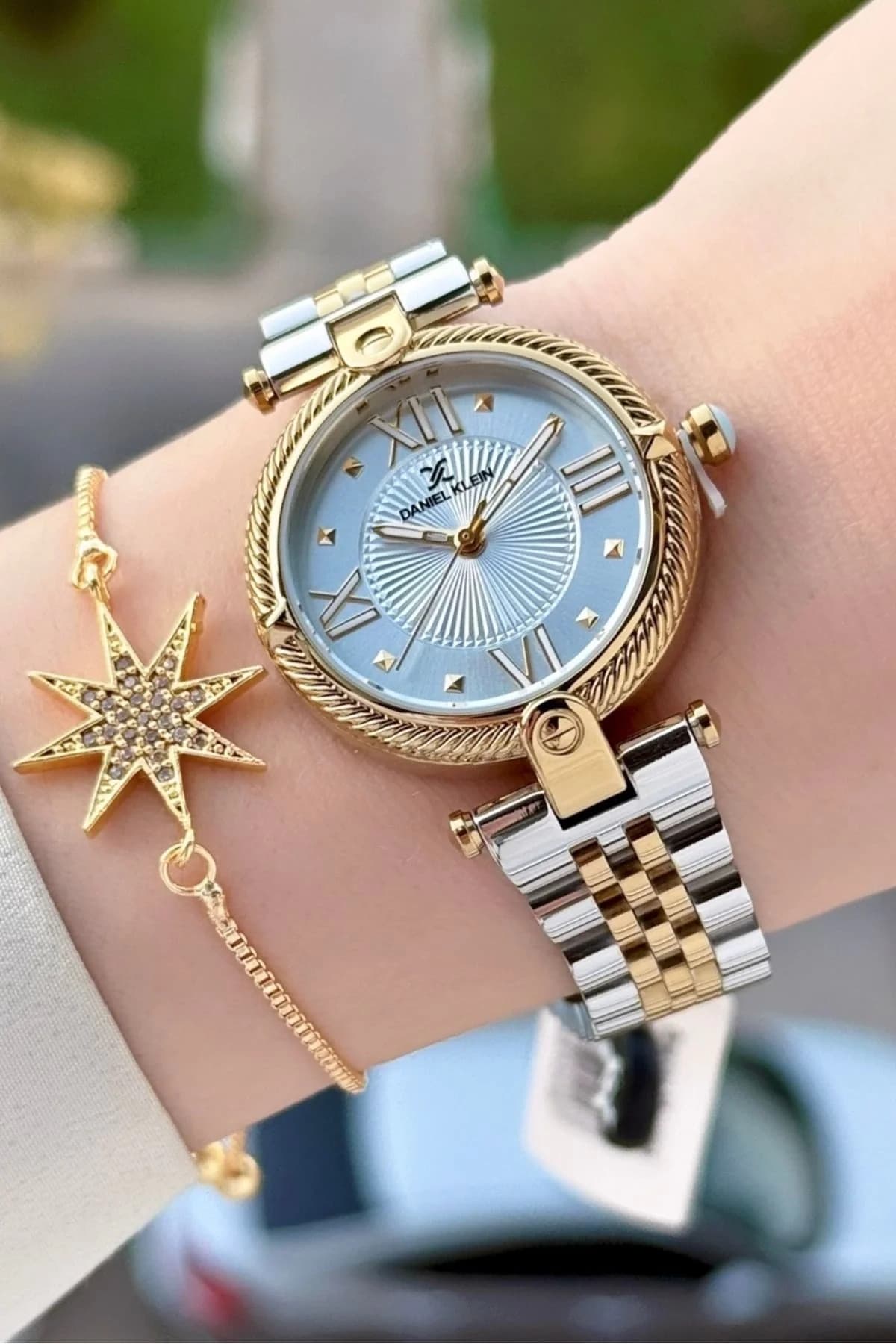 ساعت مچی زنانه Daniel Klein طلایی نقرهای با جعبه هدیه 32 mm ساعت مچی زنانه Daniel Klein طلایی نقرهای با جعبه هدیه 32 mm