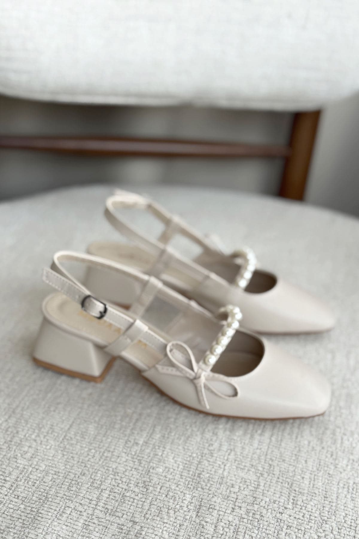 کفش پاشنه کوتاه زنانه GOFFSHOES مرواریددار ماستیکی چرمی رنگ تن کفش پاشنه کوتاه زنانه GOFFSHOES مرواریددار ماستیکی چرمی رنگ تن