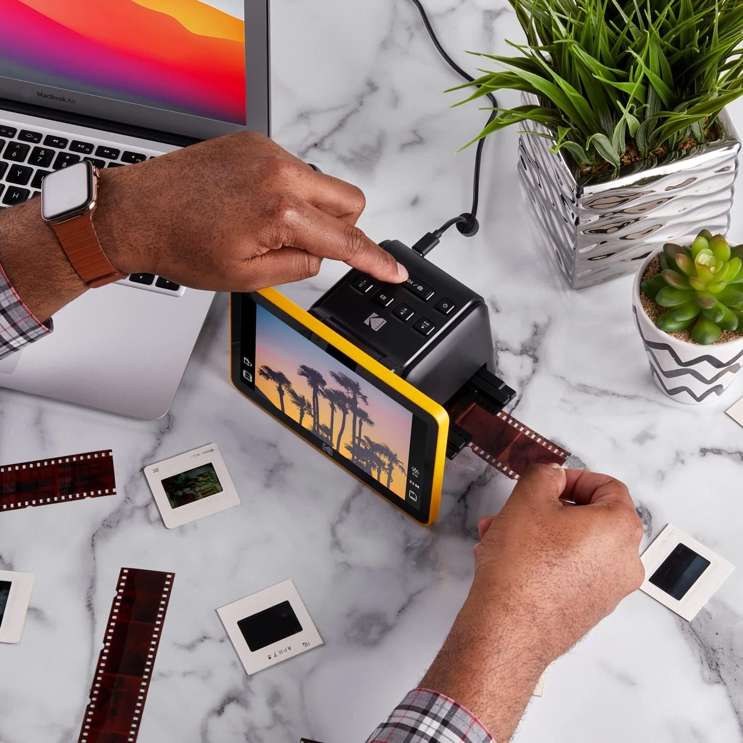 اسکنر فیلم دیجیتال Kodak Slide N Scan با صفحه نمایش 7 اینچی اسکنر فیلم دیجیتال Kodak Slide N Scan با صفحه نمایش 7 اینچی
