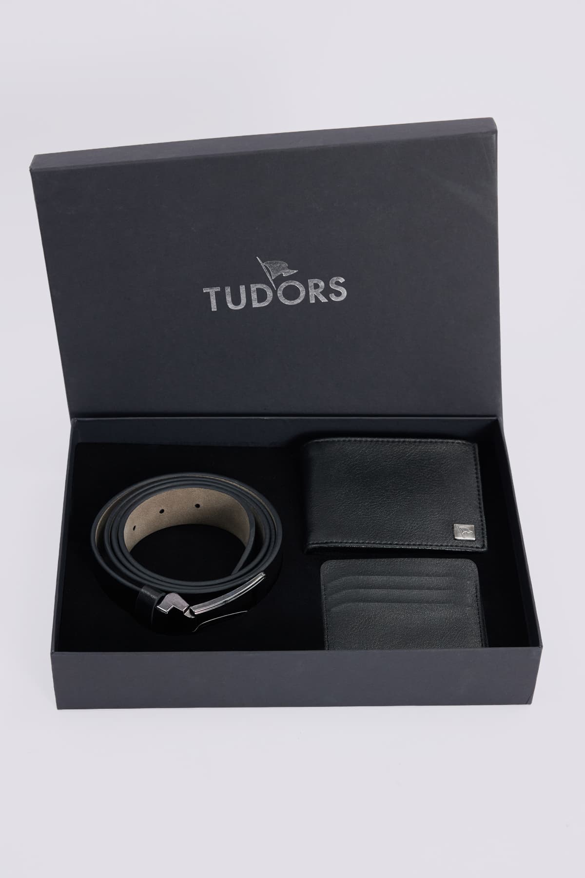 ست هدیه مردانه Tudors شامل کیف پول، کارتخوری و کمربند در جعبه مخصوص ست هدیه مردانه Tudors شامل کیف پول، کارتخوری و کمربند در جعبه مخصوص