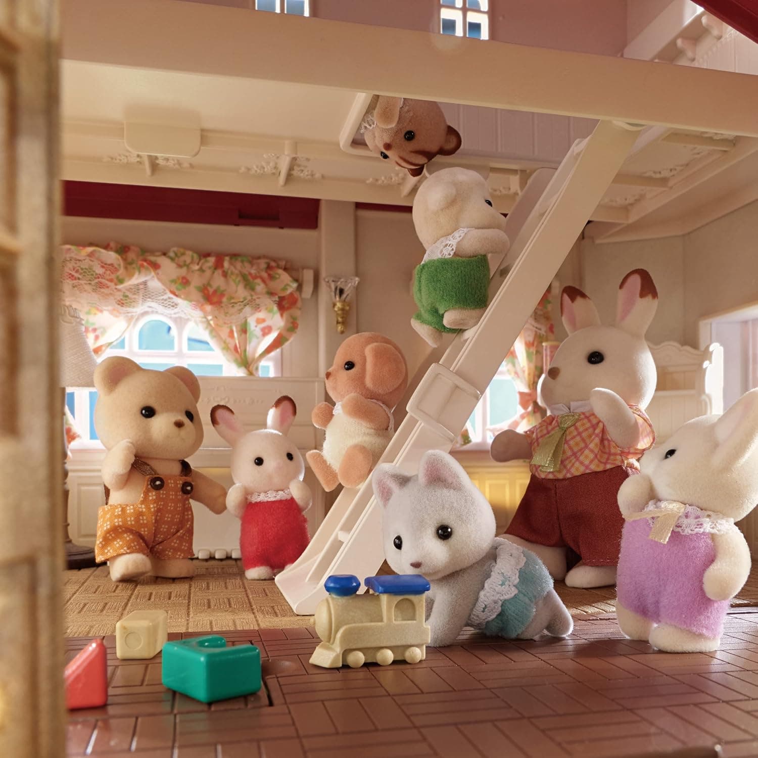 خانه عروسکی Sylvanian Families مدل 5716 با اتاق زیرشیروانی خانه عروسکی Sylvanian Families مدل 5716 با اتاق زیرشیروانی