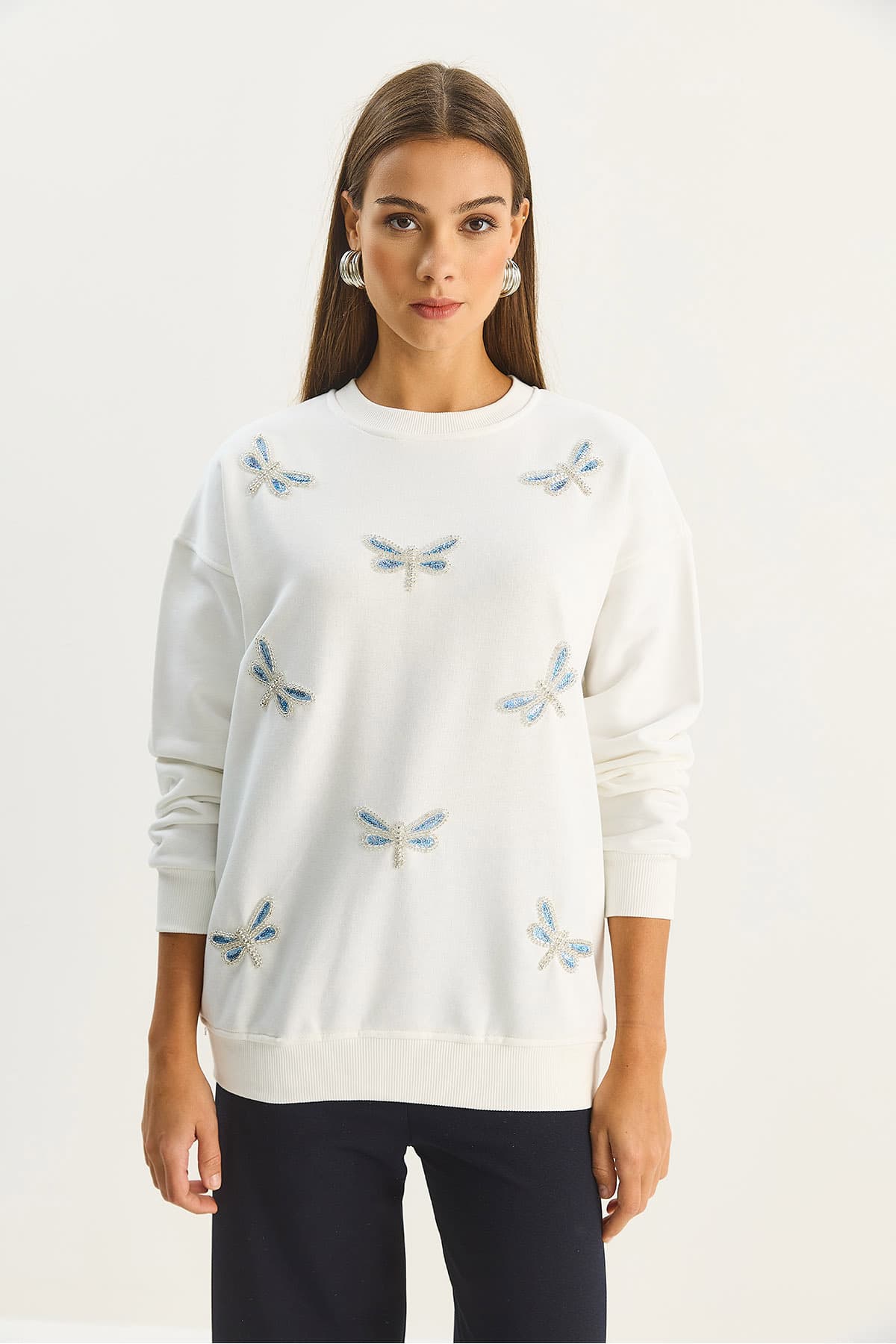 سوئیشرت زنانه Bianco Lucci سفید یقه گرد نگیندوزی ریلکس مدل 1558 60283660 سوئیشرت زنانه Bianco Lucci سفید یقه گرد نگیندوزی ریلکس مدل 1558 60283660