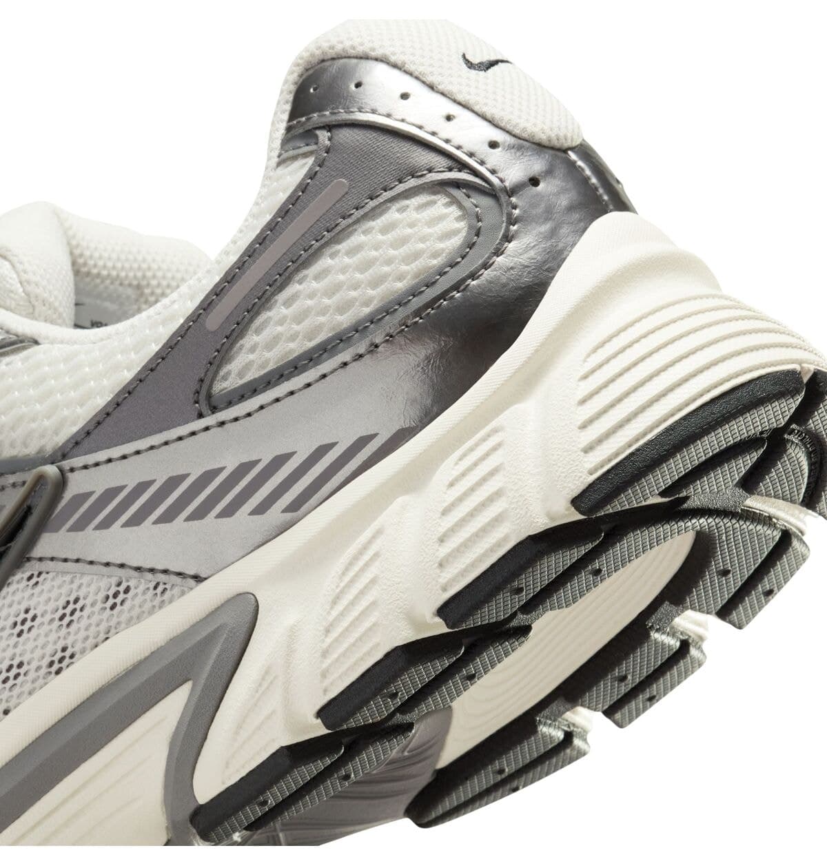 کفش ورزشی مردانه Nike سفید مدل V5 RNR HJ5228 009 کفش ورزشی مردانه Nike سفید مدل V5 RNR HJ5228 009