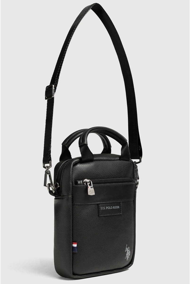 کیف مردانه U.S. POLO ASSN. پستچی مشکی چرم وگان بند شانهای مدل 26082 کیف مردانه U.S. POLO ASSN. پستچی مشکی چرم وگان بند شانهای مدل 26082