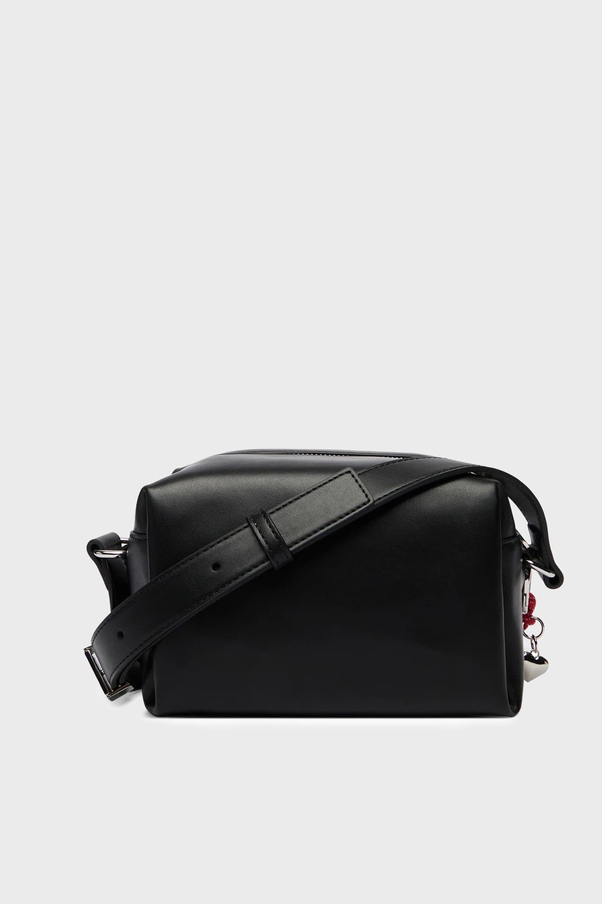 کیف دوشی زنانه Tommy Hilfiger مشکی با لوگوی برند مناسب استفاده روزمره کیف دوشی زنانه Tommy Hilfiger مشکی با لوگوی برند مناسب استفاده روزمره