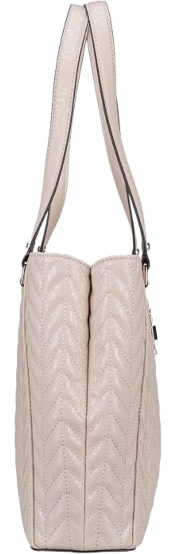کیف دوشی زنانه Guess توت کاپیتونه بزرگ دو دسته با آویز چارم مدل HWGG9741250 کیف دوشی زنانه Guess توت کاپیتونه بزرگ دو دسته با آویز چارم مدل HWGG9741250