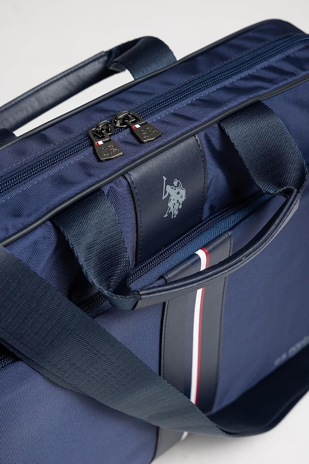 کیف اداری U.S. Polo Assn. دارای بند شانهای و جای لپتاپ رنگ سرمهای مدل 26055-26058 کیف اداری U.S. Polo Assn. دارای بند شانهای و جای لپتاپ رنگ سرمهای مدل 26055-26058