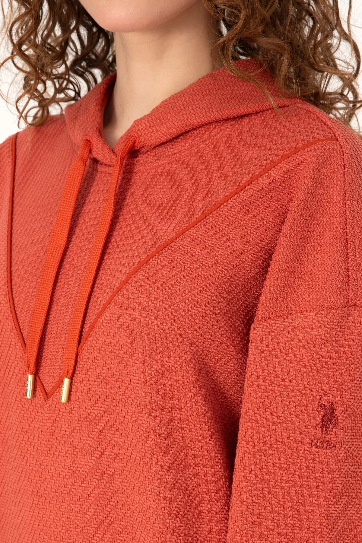 سوئیشرت زنانه U.S. Polo Assn. کاپوتدار قرمز آجری مدل 50309464-VR026 سوئیشرت زنانه U.S. Polo Assn. کاپوتدار قرمز آجری مدل 50309464-VR026