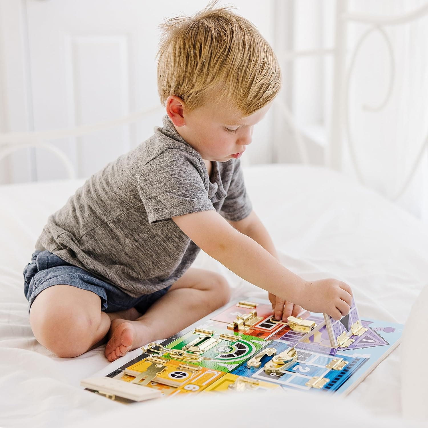 تخته فعالیت چوبی Melissa & Doug با 6 چفت، قفل و در مدل MD3785 تخته فعالیت چوبی Melissa & Doug با 6 چفت، قفل و در مدل MD3785