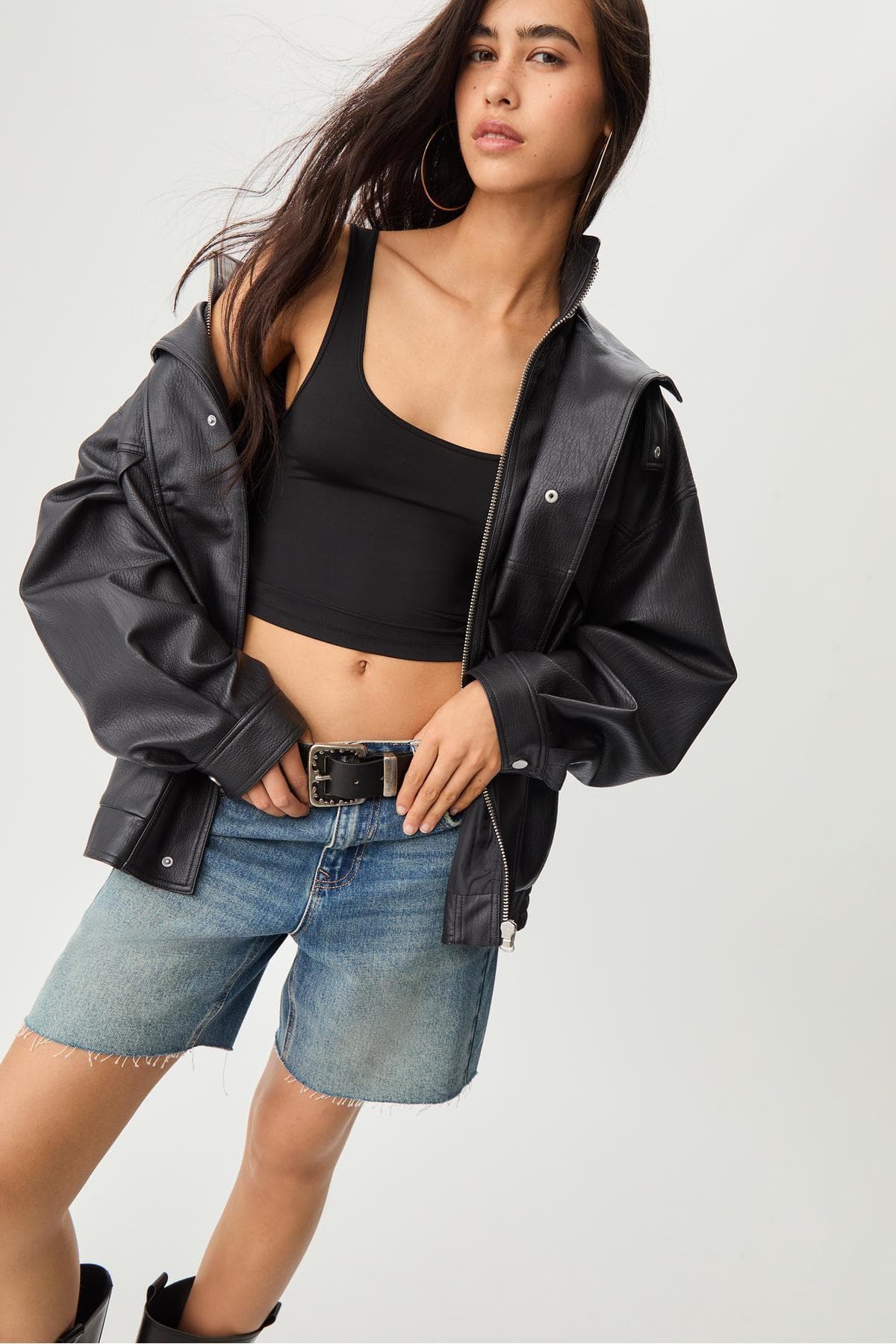 ژاکت زنانه Stradivarius اورسایز چرم مصنوعی ژاکت زنانه Stradivarius اورسایز چرم مصنوعی