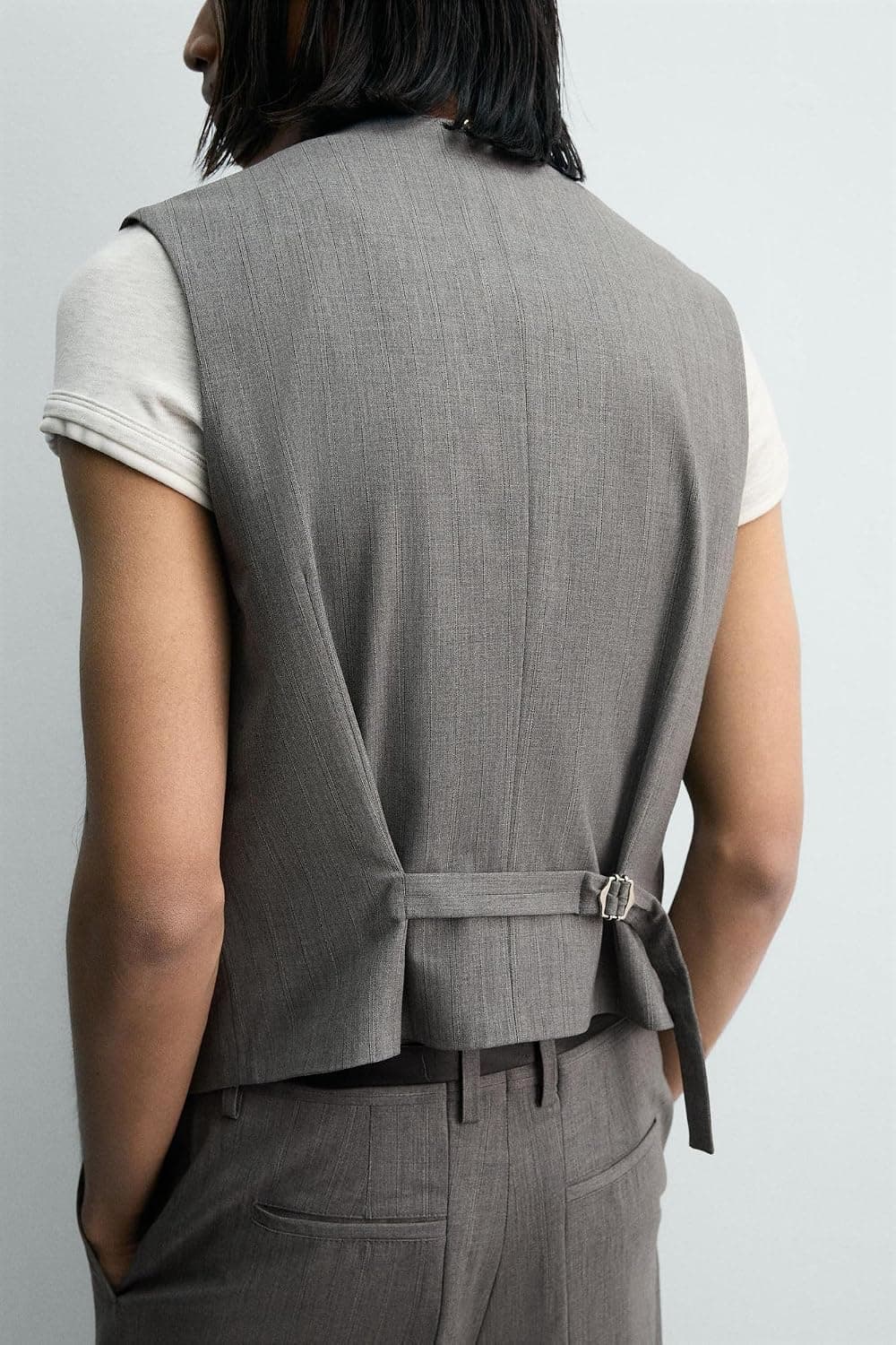 جلیقه مردانه Zara راهراه بافتدار خاکستری سایز M جلیقه مردانه Zara راهراه بافتدار خاکستری سایز M