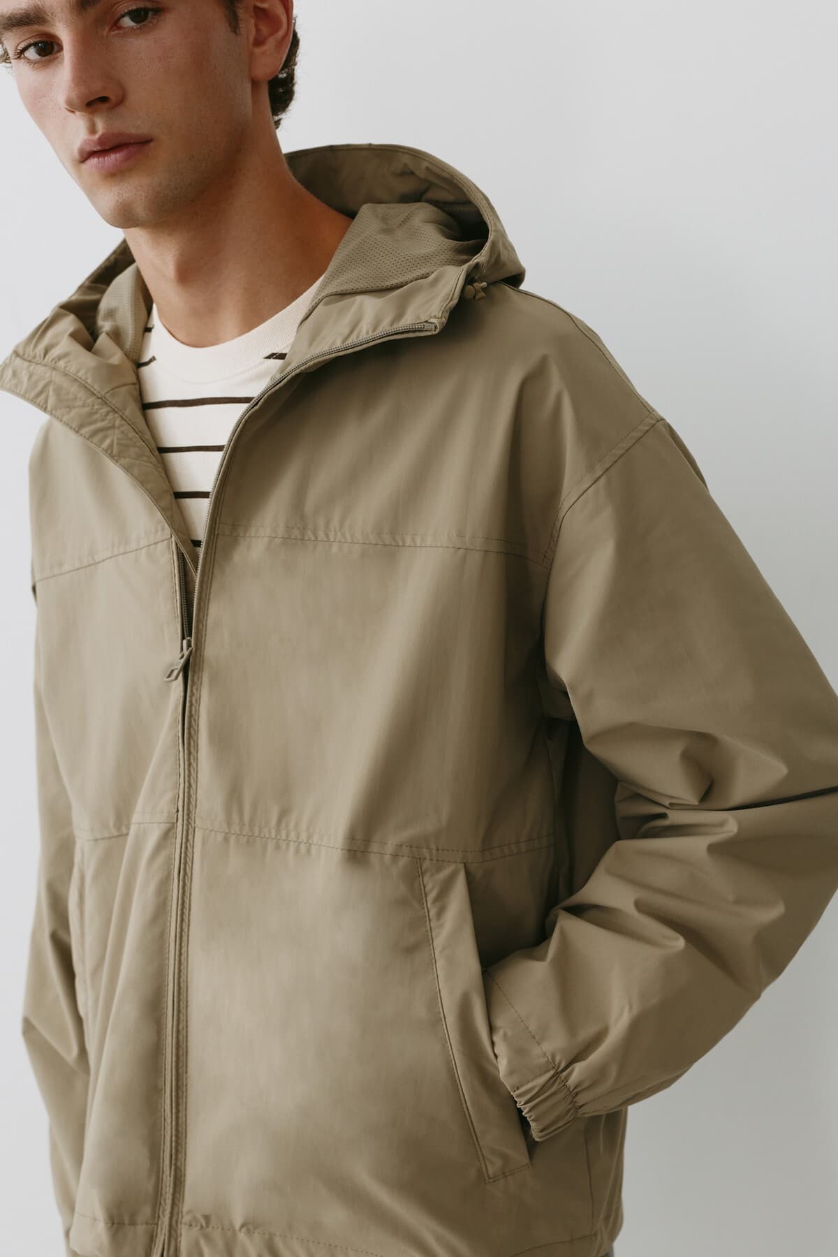 بارانی سبک کلاهدار Pull & Bear بارانی سبک کلاهدار Pull & Bear