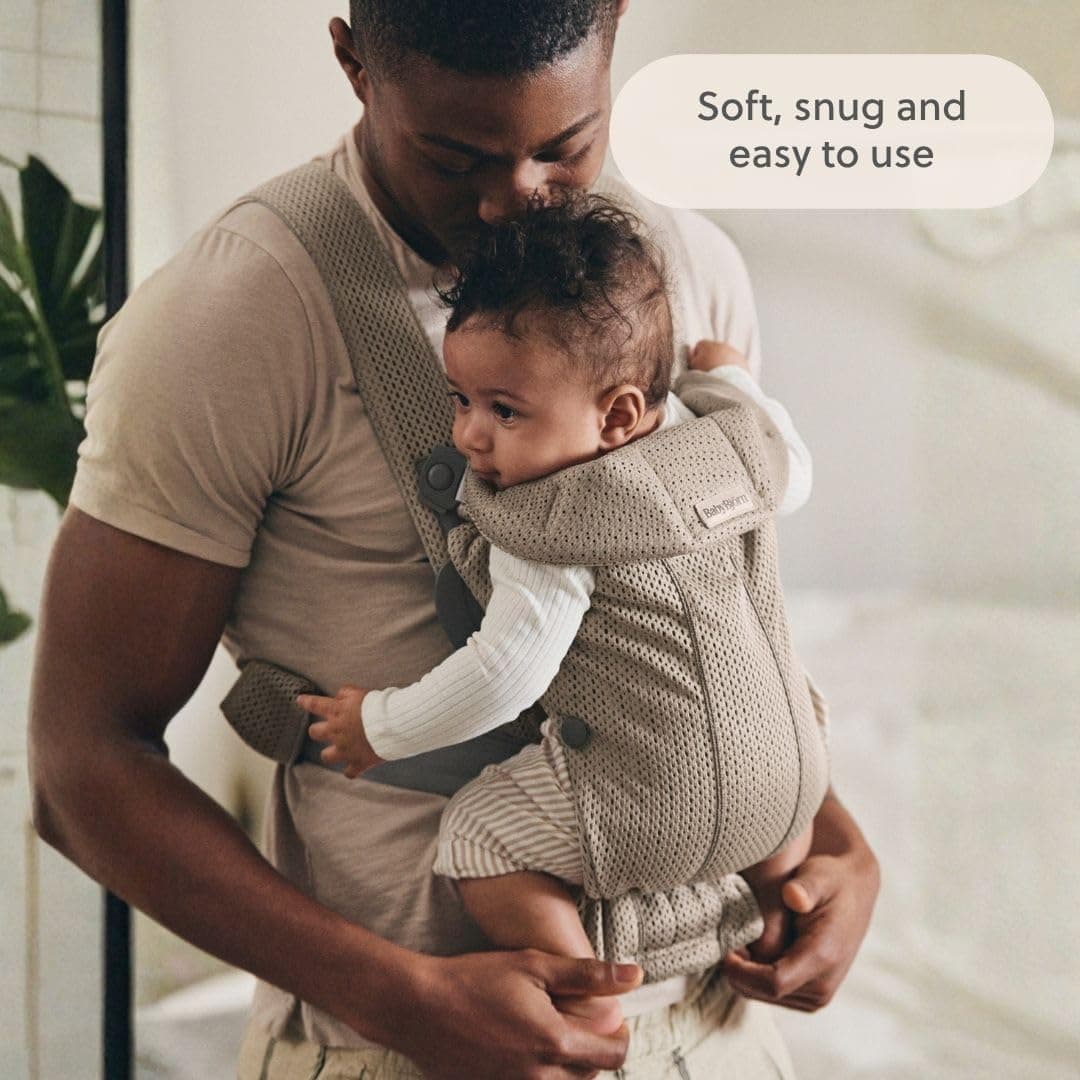 بند حمل نوزاد BabyBjörn مدل Mini با مش سه بعدی خاکستری بژ بند حمل نوزاد BabyBjörn مدل Mini با مش سه بعدی خاکستری بژ