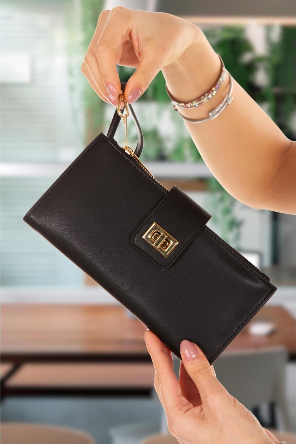کیف پول پورتفویی زنانه Adelina Bags مشکی Venesia کاغذی با محفظه کارت و سکه، قفلدار و بند مچی کیف پول پورتفویی زنانه Adelina Bags مشکی Venesia کاغذی با محفظه کارت و سکه، قفلدار و بند مچی