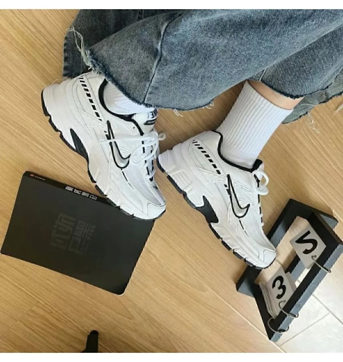 کفش دویدن و پیادهروی یونیسکس Nike Initiator مدل FQ6873-101 کفش دویدن و پیادهروی یونیسکس Nike Initiator مدل FQ6873-101