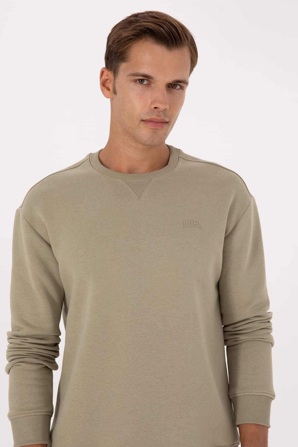 سویشرت مردانه U.S. Polo Assn. کامفورت فیت یقه گرد پرزدار خاکی روشن مدل 50313757-VR183 سویشرت مردانه U.S. Polo Assn. کامفورت فیت یقه گرد پرزدار خاکی روشن مدل 50313757-VR183