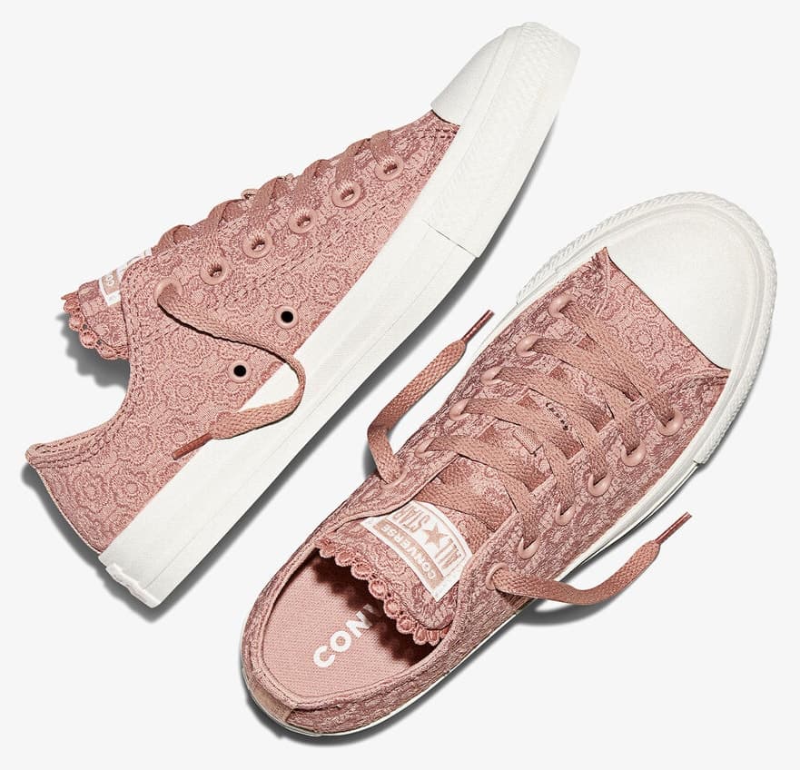 کفش اسنیکر Converse گلدوزی گل صورتی مدل Chuck Taylor All Star کفش اسنیکر Converse گلدوزی گل صورتی مدل Chuck Taylor All Star