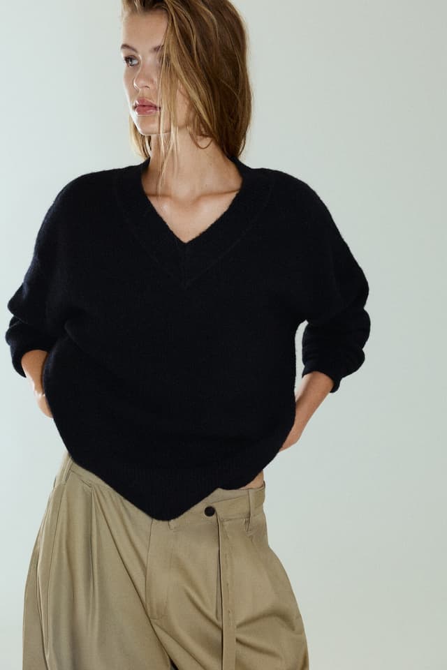 پلیور زنانه Pull & Bear برش Boxy یقه V پلیور زنانه Pull & Bear برش Boxy یقه V