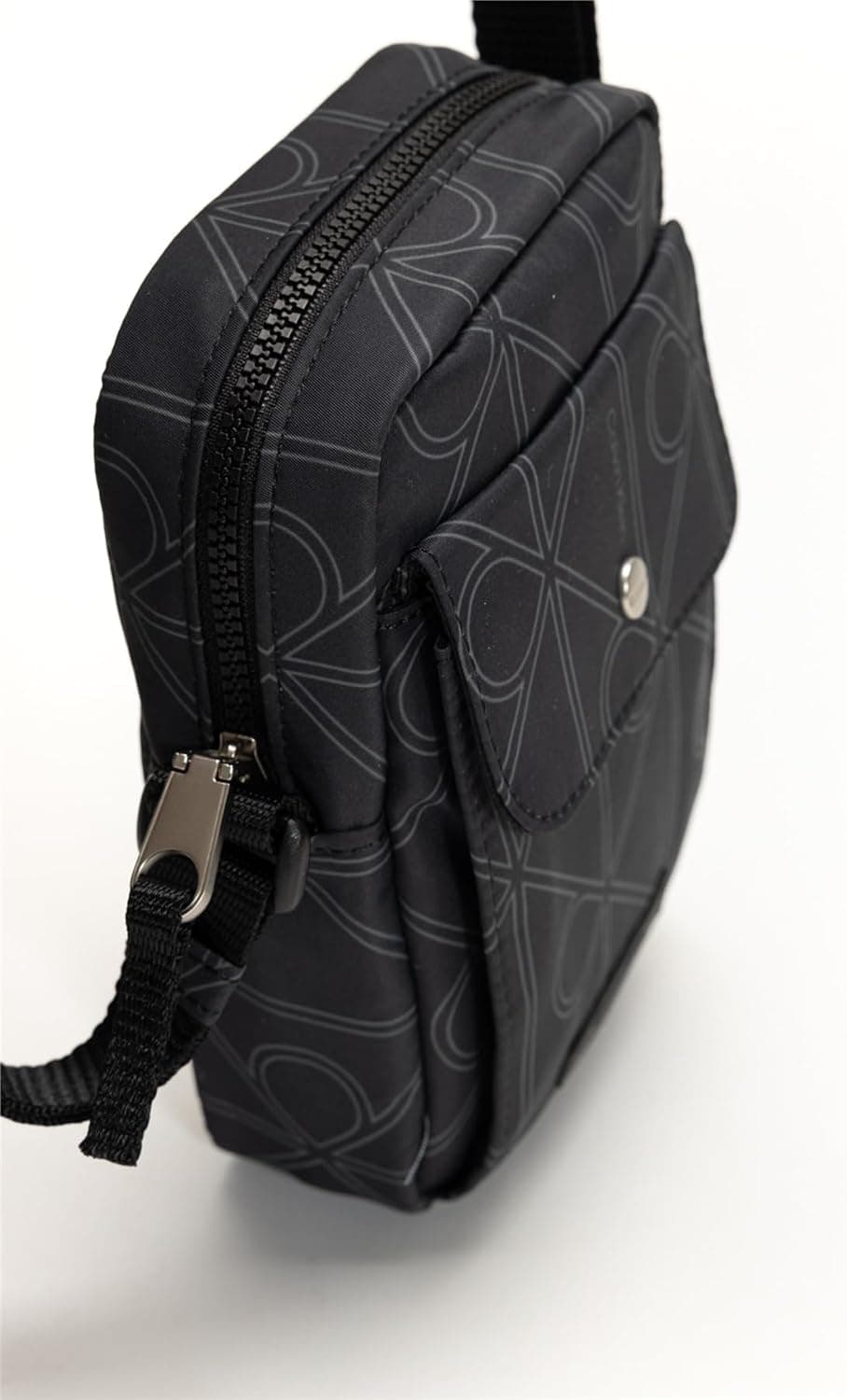 کیف کمری مردانه Calvin Klein نایلونی طوسی تکسایز مدل TYCAD908325239E62A628DD00 کیف کمری مردانه Calvin Klein نایلونی طوسی تکسایز مدل TYCAD908325239E62A628DD00