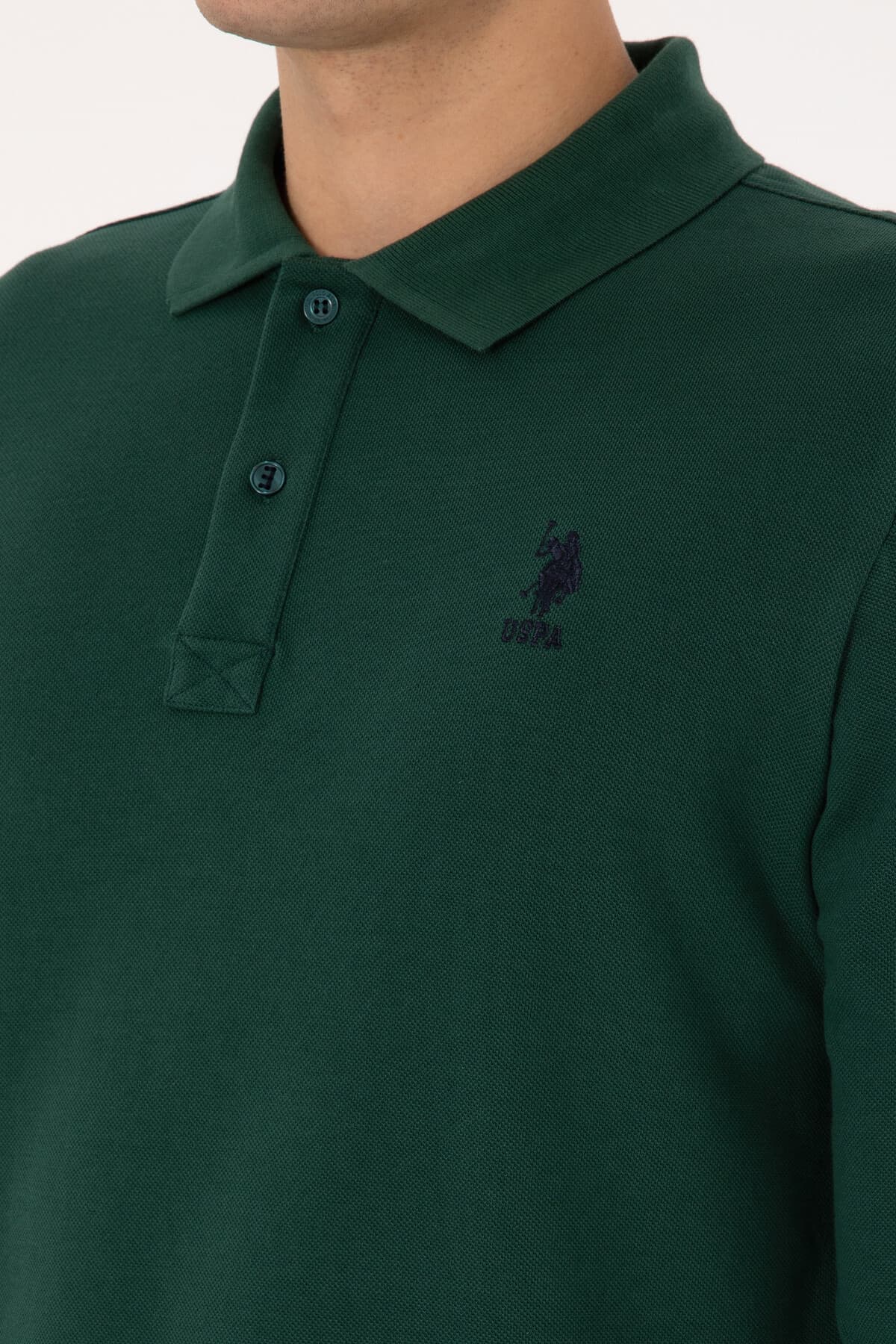سوئیشرت مردانه U.S. Polo Assn. فیت اسلیم یقهدار سبز تیره بیسیک مدل 50307687-VR079 سوئیشرت مردانه U.S. Polo Assn. فیت اسلیم یقهدار سبز تیره بیسیک مدل 50307687-VR079