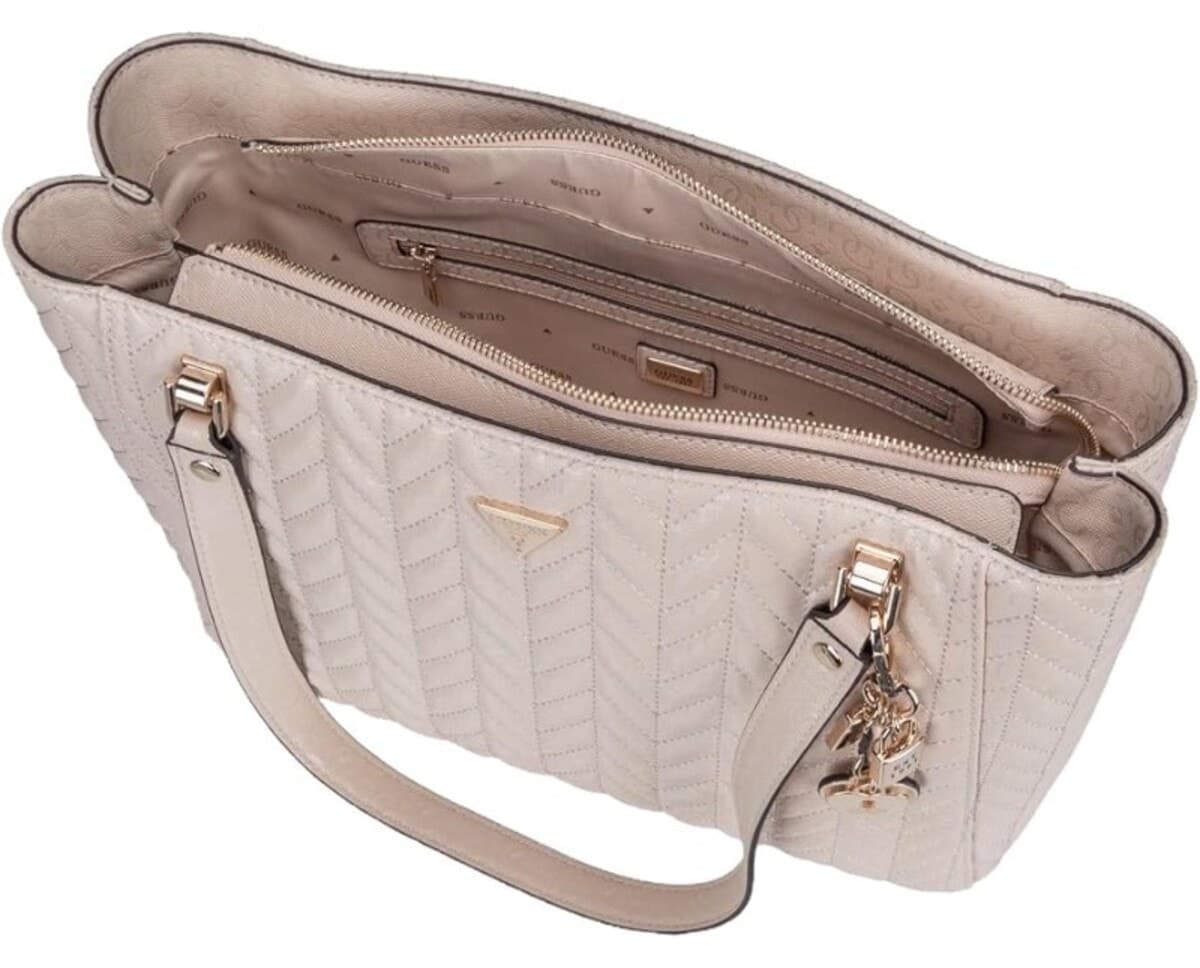 کیف دوشی زنانه Guess توت کاپیتونه بزرگ دو دسته با آویز چارم مدل HWGG9741250 کیف دوشی زنانه Guess توت کاپیتونه بزرگ دو دسته با آویز چارم مدل HWGG9741250