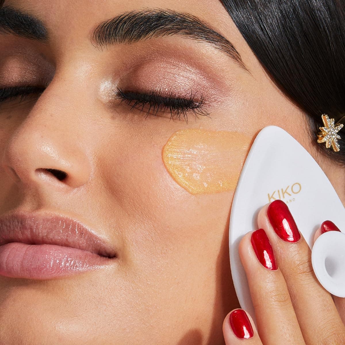 ست هدیه مراقبت از پوست Kiko Milano Holiday Première Cuddle Time با ماسک صورت و ابزار پاکسازی پوست ست هدیه مراقبت از پوست Kiko Milano Holiday Première Cuddle Time با ماسک صورت و ابزار پاکسازی پوست