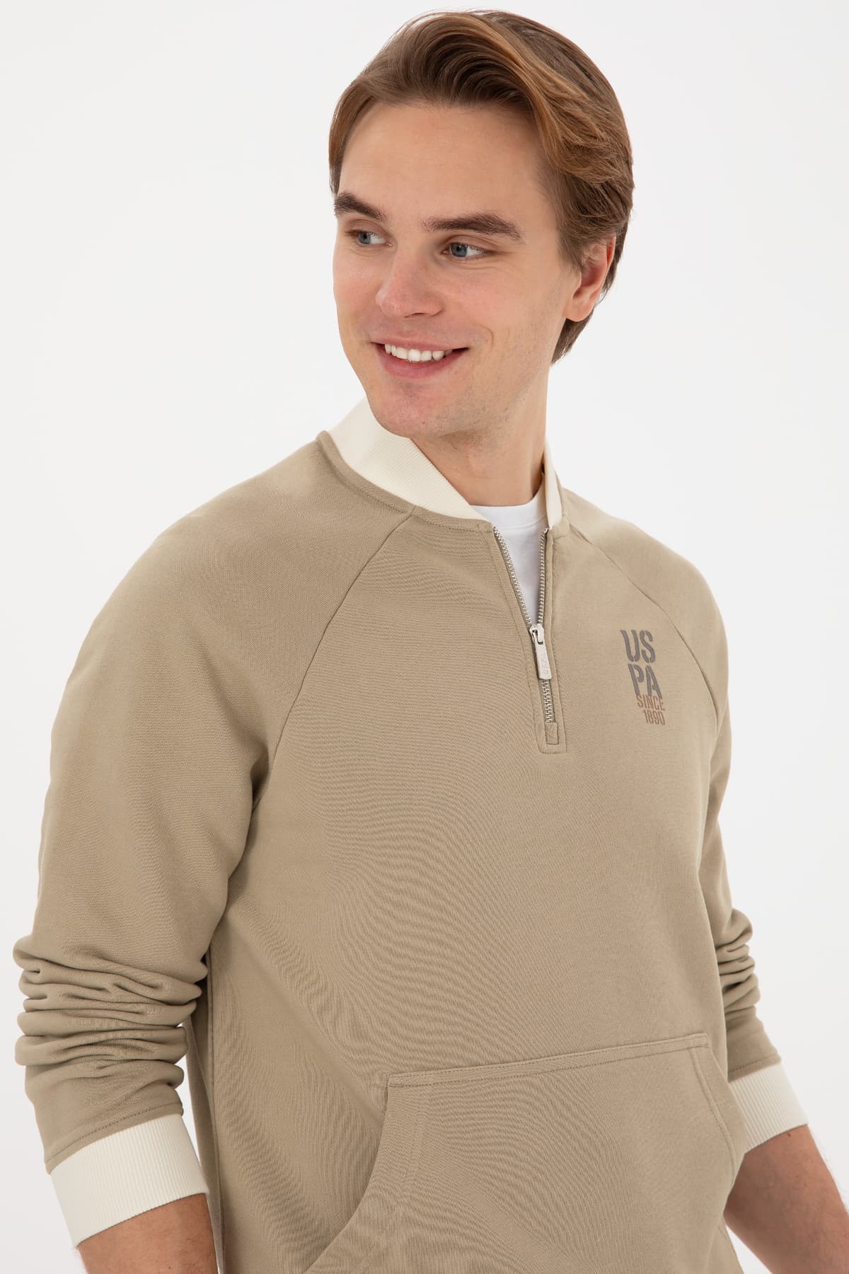 سوئیشرت مردانه U.S. Polo Assn. نیمزیپ Comfort Fit خاکی روشن مدل 50316303-VR183 سوئیشرت مردانه U.S. Polo Assn. نیمزیپ Comfort Fit خاکی روشن مدل 50316303-VR183