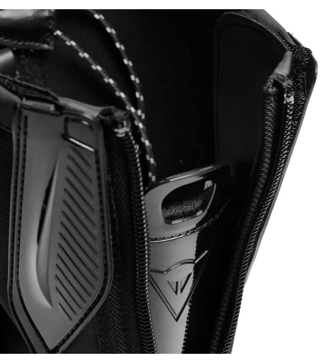 بوت موتورسواری مردانه Dainese چرمی مشکی مدل Torque 4 بوت موتورسواری مردانه Dainese چرمی مشکی مدل Torque 4