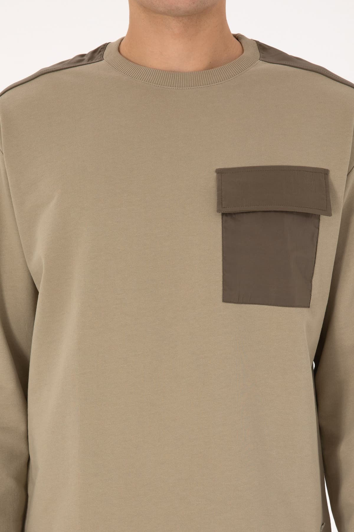 سوئیشرت مردانه U.S. Polo Assn. Comfort Fit یقه گرد جیبدار خاکی روشن مدل 50316401-VR183 سوئیشرت مردانه U.S. Polo Assn. Comfort Fit یقه گرد جیبدار خاکی روشن مدل 50316401-VR183