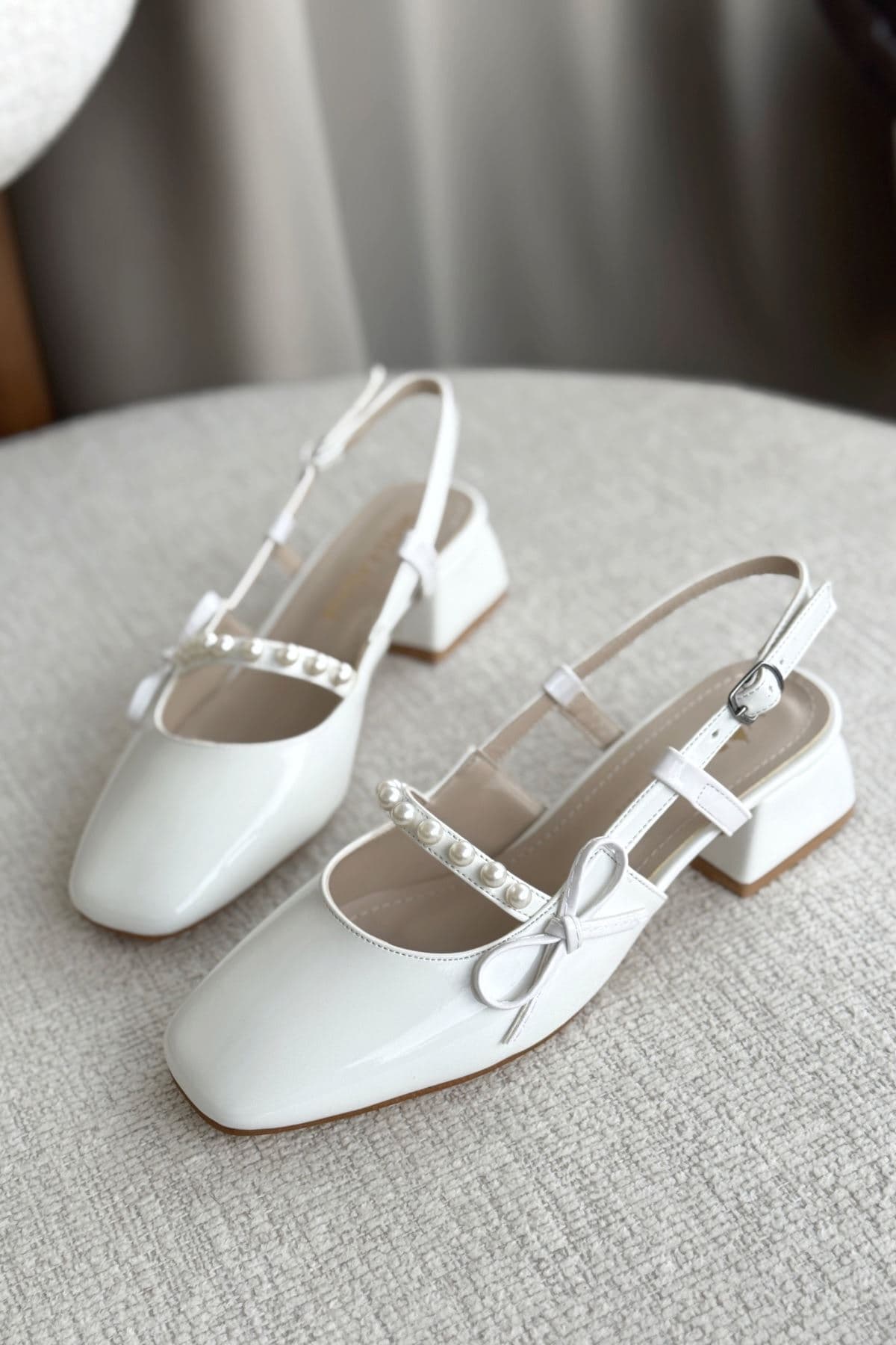 کفش زنانه GOFFSHOES پاشنه کوتاه مرواریددار سفید ورنی کفش زنانه GOFFSHOES پاشنه کوتاه مرواریددار سفید ورنی