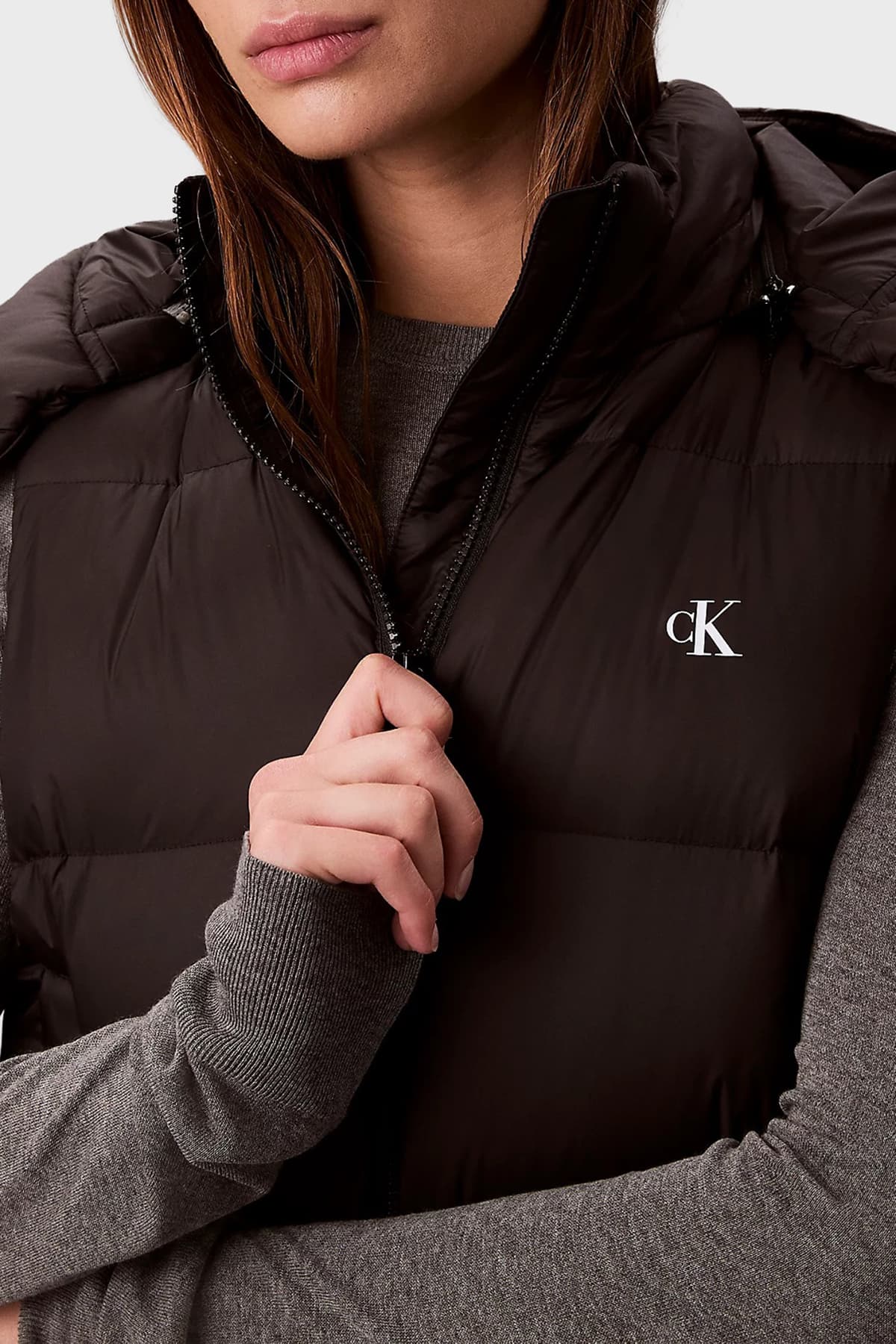 جلیقه پفی زنانه Calvin Klein کاپیتونه کلاهدار Boxy Fit مدل LV047D500GUB1 جلیقه پفی زنانه Calvin Klein کاپیتونه کلاهدار Boxy Fit مدل LV047D500GUB1
