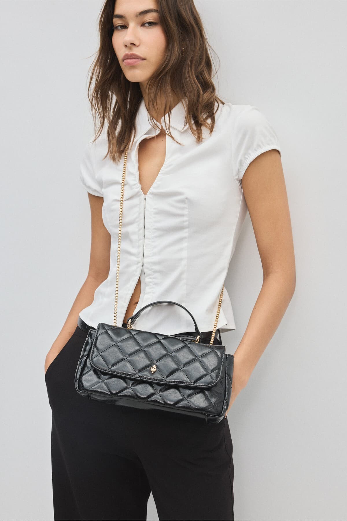 کیف کراسبادی زنانه Stradivarius کاپیتونه با بند زنجیری کیف کراسبادی زنانه Stradivarius کاپیتونه با بند زنجیری
