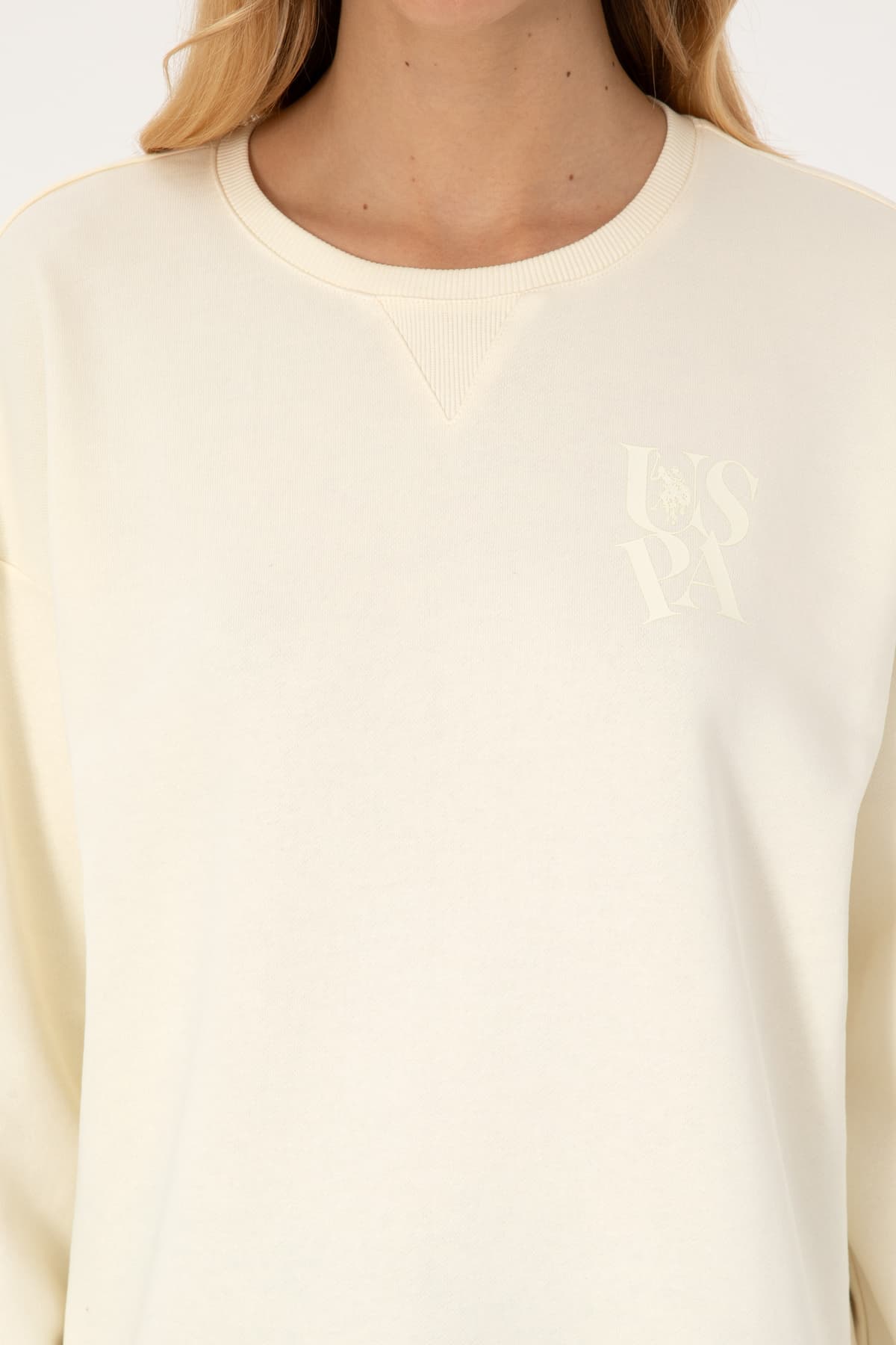 سوئیشرت زنانه U.S. Polo Assn. کرمی یقه گرد مدل 50307787-VR256 سوئیشرت زنانه U.S. Polo Assn. کرمی یقه گرد مدل 50307787-VR256