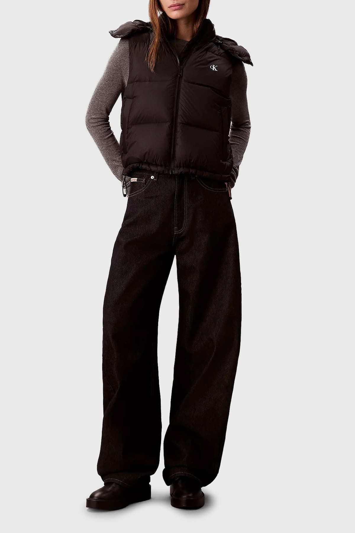 جلیقه پفی زنانه Calvin Klein کاپیتونه کلاهدار Boxy Fit مدل LV047D500GUB1 جلیقه پفی زنانه Calvin Klein کاپیتونه کلاهدار Boxy Fit مدل LV047D500GUB1
