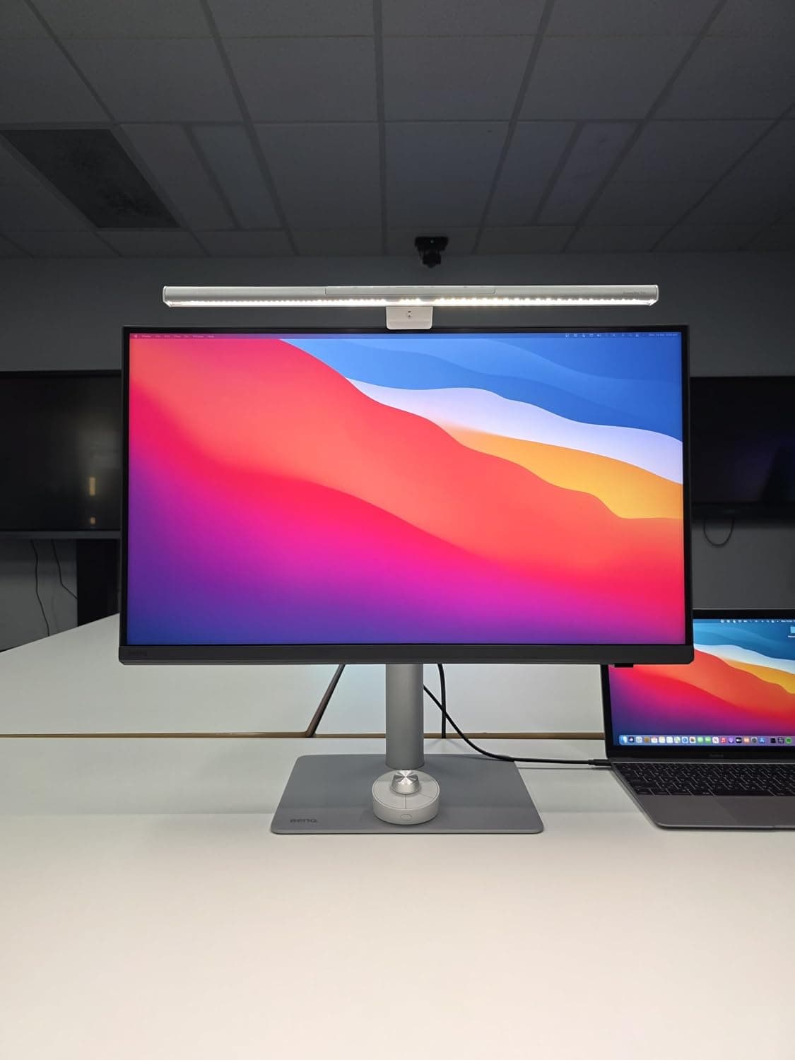 چراغ LED مانیتور BenQ ScreenBar Pro نقرهای با حسگر حرکتی چراغ LED مانیتور BenQ ScreenBar Pro نقرهای با حسگر حرکتی