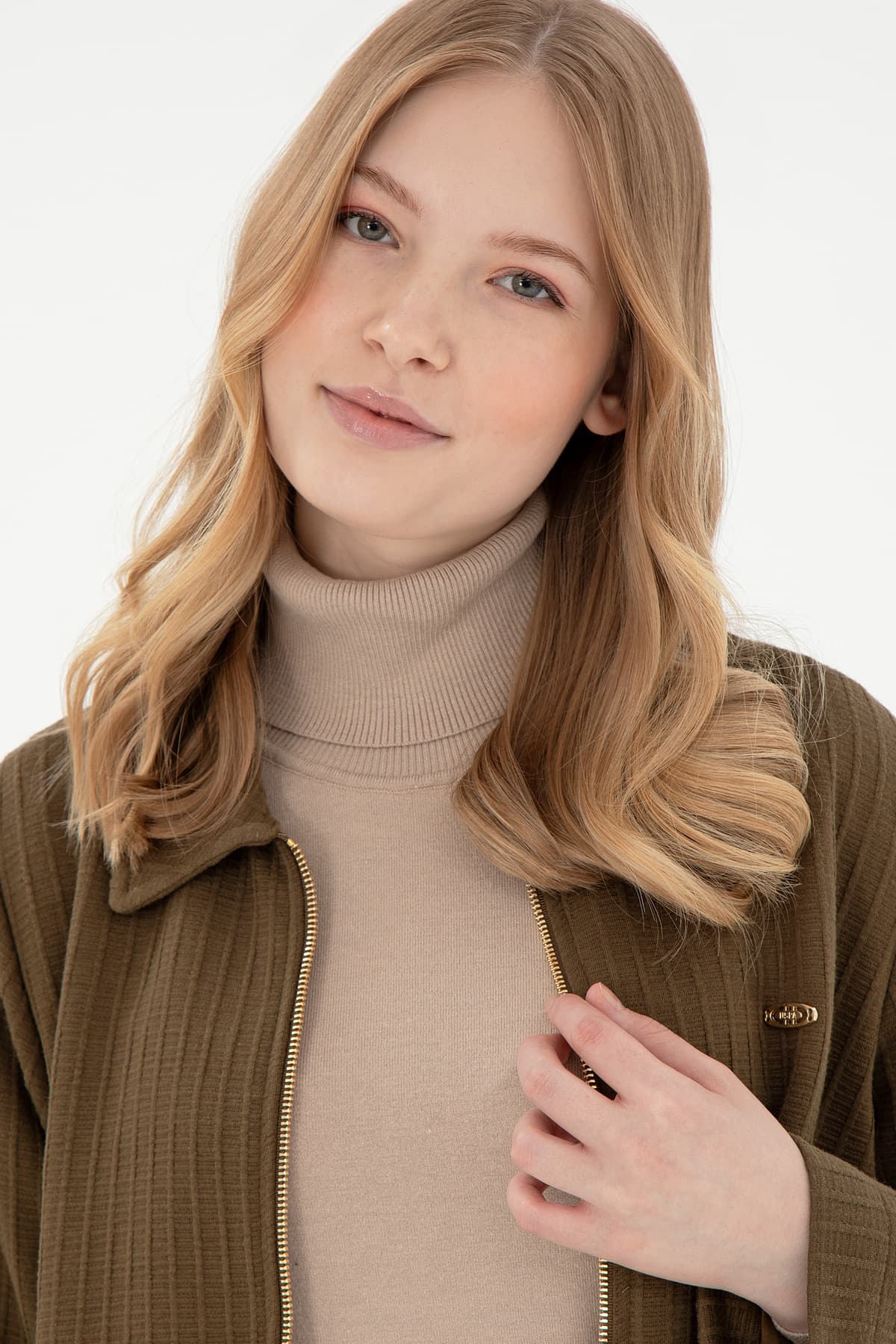سویشرت زنانه U.S. Polo Assn. یقه پولو زیپدار خاکی مدل 50295811-VR027 سویشرت زنانه U.S. Polo Assn. یقه پولو زیپدار خاکی مدل 50295811-VR027