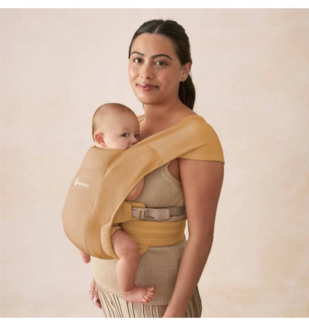 کیسه حمل نوزاد Ergobaby رنگ شتری مدل Embrace کیسه حمل نوزاد Ergobaby رنگ شتری مدل Embrace