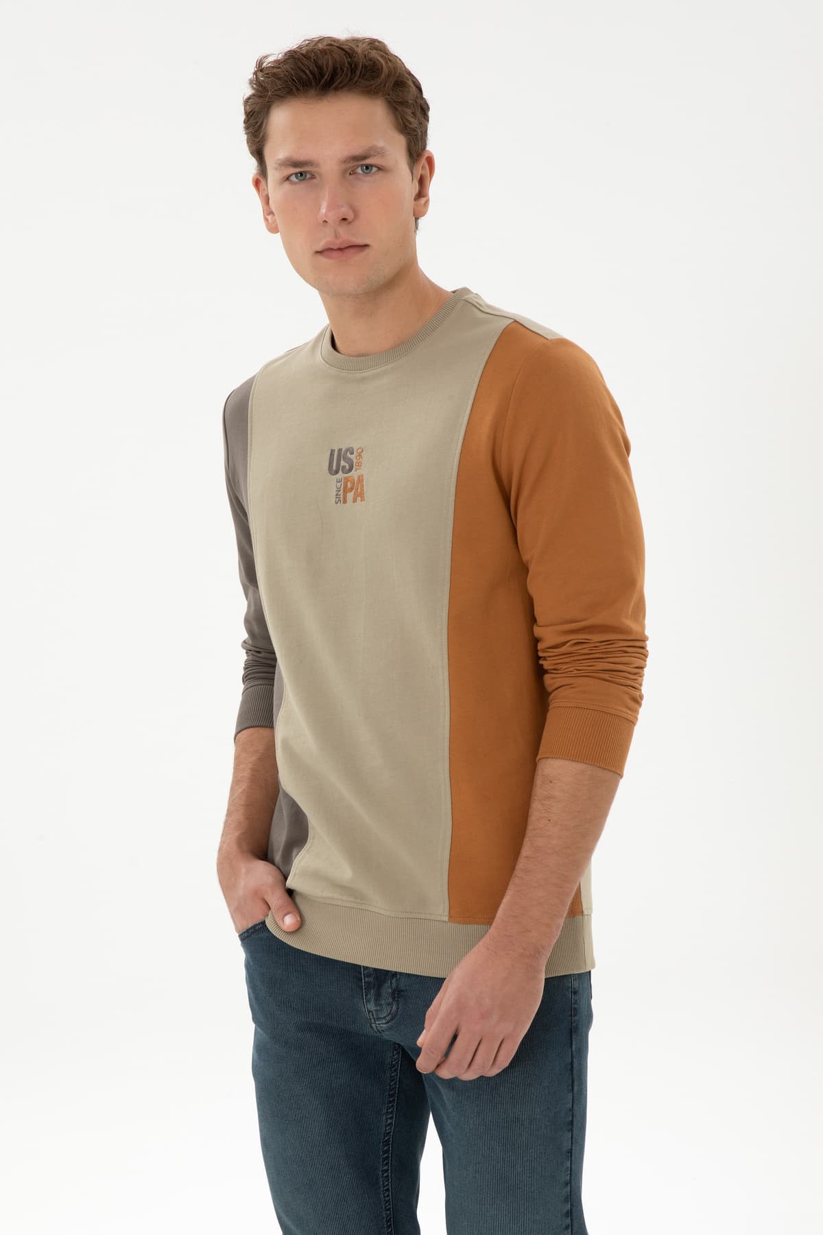 سوئیشرت مردانه U.S. Polo Assn. فیت معمولی یقه گرد خاکی روشن مدل 50316379-VR183 سوئیشرت مردانه U.S. Polo Assn. فیت معمولی یقه گرد خاکی روشن مدل 50316379-VR183
