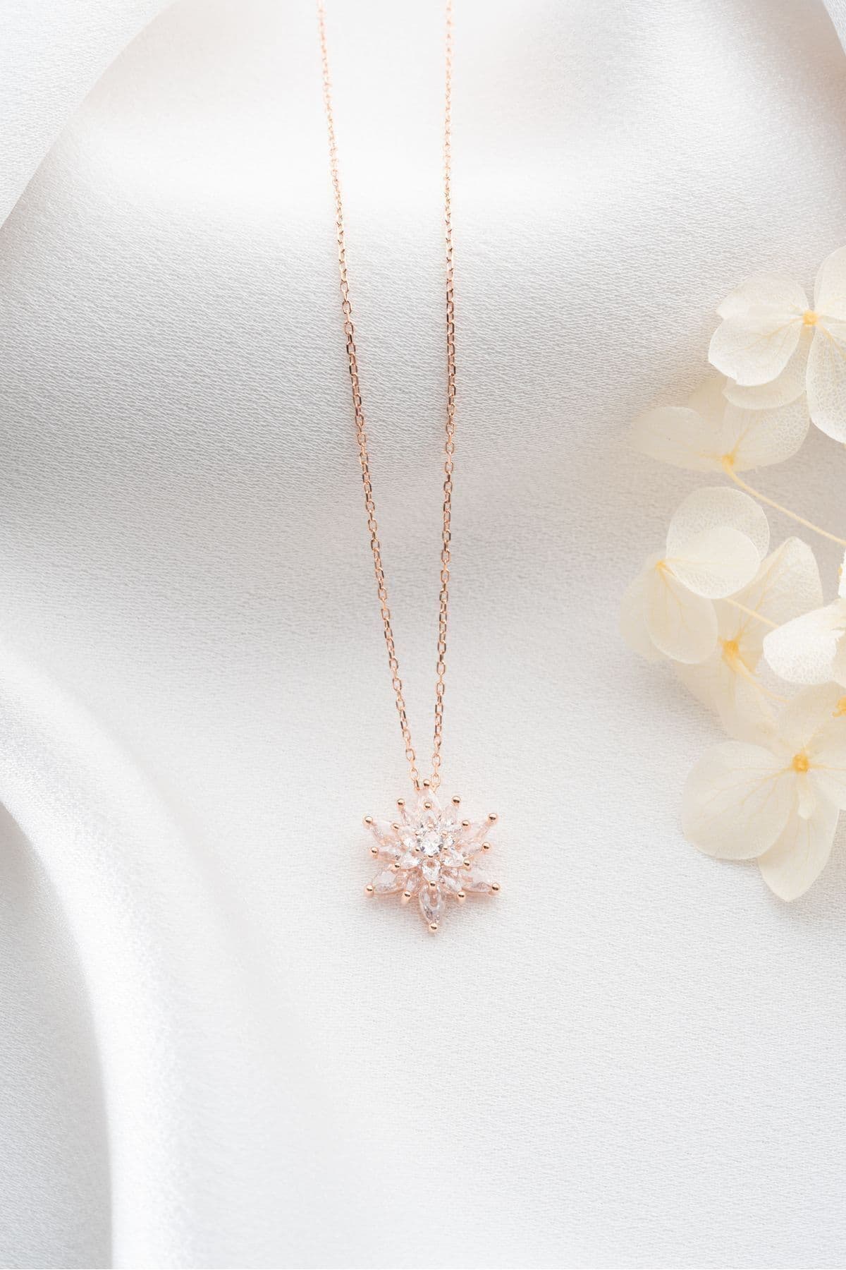 گردنبند Silvano Jewelry نقره 925 عیار گل نیلوفر سفید یخی در جعبه نورپردازیشده گردنبند Silvano Jewelry نقره 925 عیار گل نیلوفر سفید یخی در جعبه نورپردازیشده
