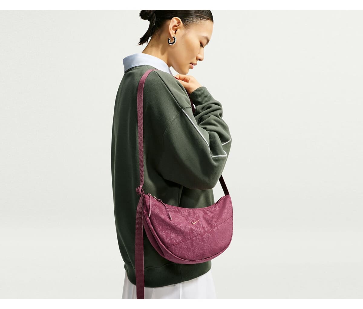 کیف دوشی زنانه Nike گلدار مدل AURA CRESCENT CROSSBODY کیف دوشی زنانه Nike گلدار مدل AURA CRESCENT CROSSBODY