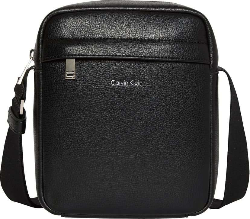 کیف مردانه Calvin Klein چرم مصنوعی لوگودار با دسته و بند شانهای قابل تنظیم کیف مردانه Calvin Klein چرم مصنوعی لوگودار با دسته و بند شانهای قابل تنظیم