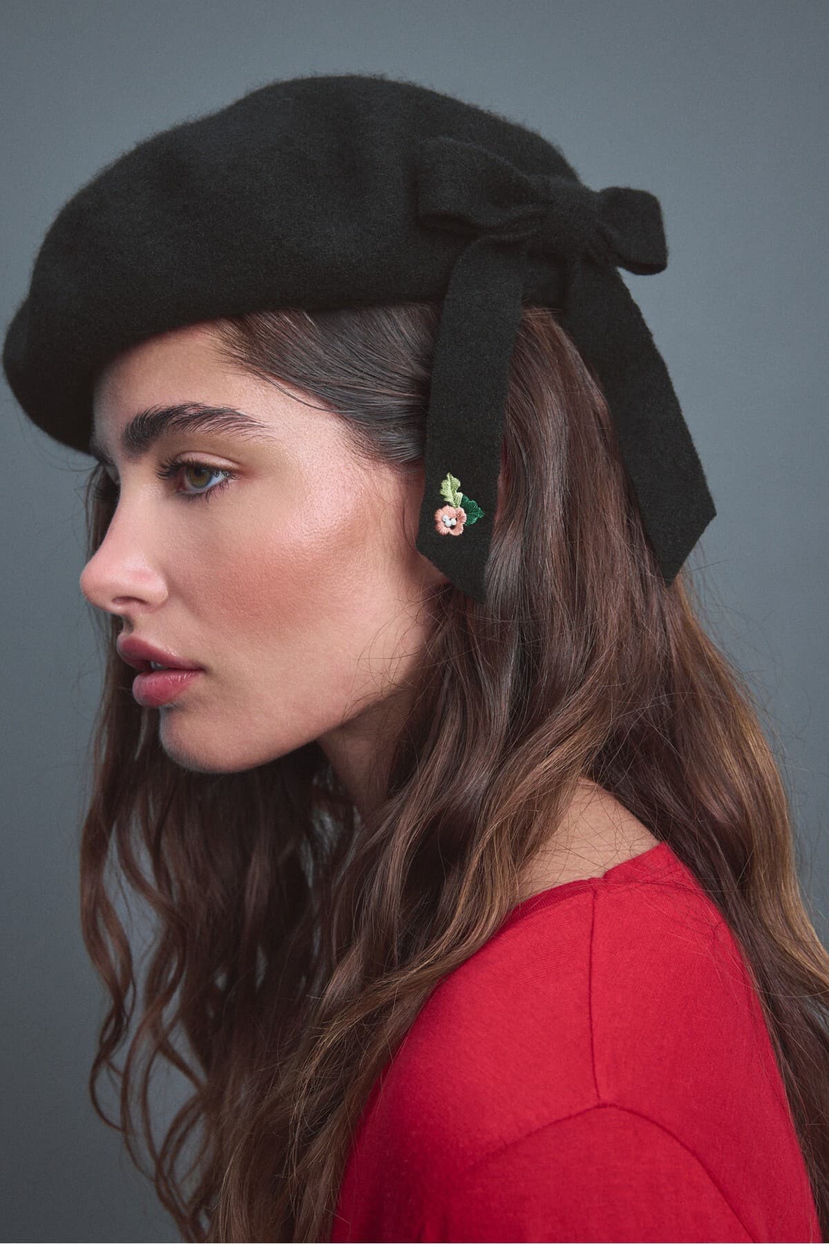 کلاه بره زنانه Stradivarius با فیونک کلاه بره زنانه Stradivarius با فیونک